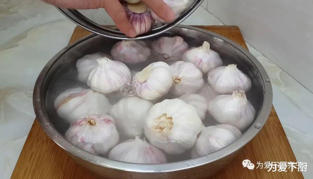 []糖醋蒜这做法才正宗，掌握配方比例，一次做四斤，吃半年也不怕坏