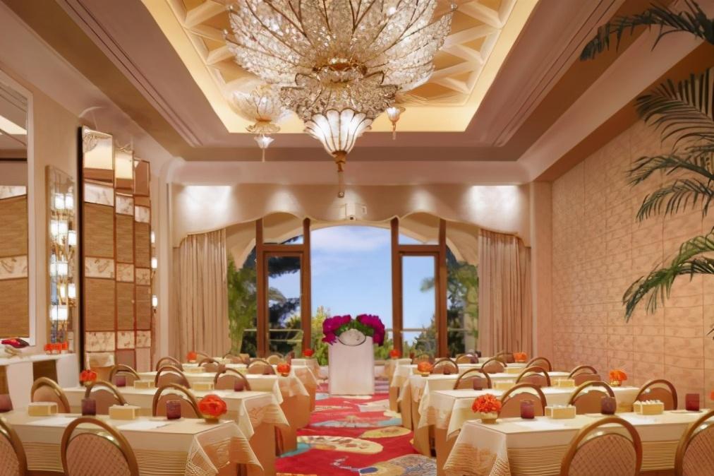 西藏|投资达300多亿,国内酒店皇宫级别,艺术品装饰就用了10亿