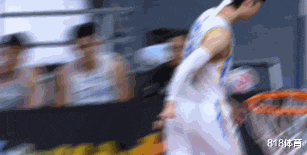 『监控视频』被易建联半场打爆,王哲林提前8分钟愤而离场,一巴掌拍飞一水瓶