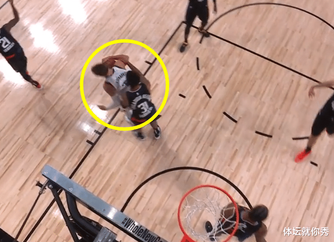 |快船独行侠冲突回放!10名球员乱作一团,只有他却站在一旁叉腰看戏