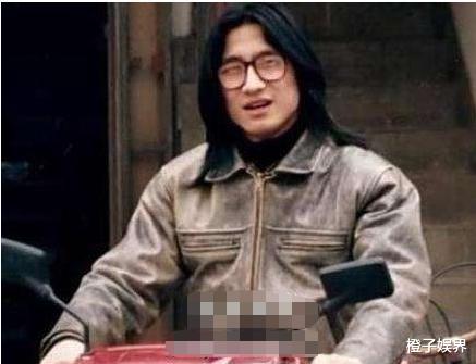 筠子▲高晓松结婚之后，27岁的筠子一袭红衣上吊自杀，留下了几句话遗书