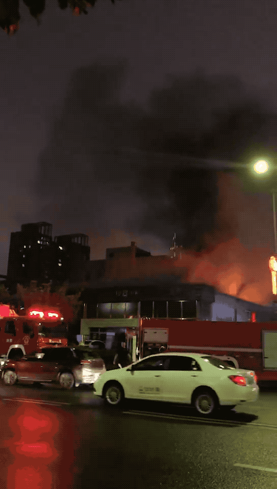 「北京市」昨晚,西安凤城二路一家4S店发生火灾,过火面积约150平方米