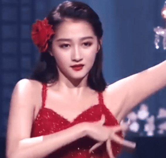 「关晓彤」有一种背叫关晓彤的“肉肉背”,转身后一刹,wifi都卡顿了!