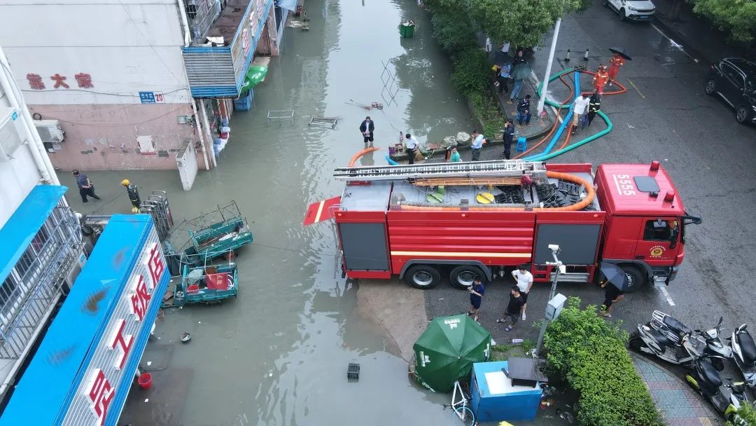 监利@暴雨淹锡城！莫慌，“蓝朋友”为你“乘风破浪”！