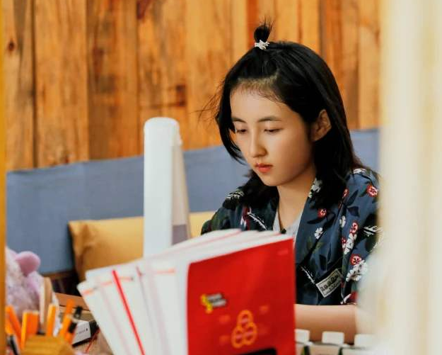 高考状元|张子枫“翻车”了，高考成绩被曝光，难道综艺里刻苦是装出来的？