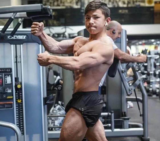 『健身』15岁拿下全球“健美冠军”的少年，练就一身肌肉，如今这身高亮了