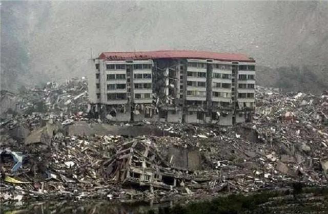 臆说古史|汶川地震中，那个舍己救人的英雄少年，后来为何会被判刑12年？