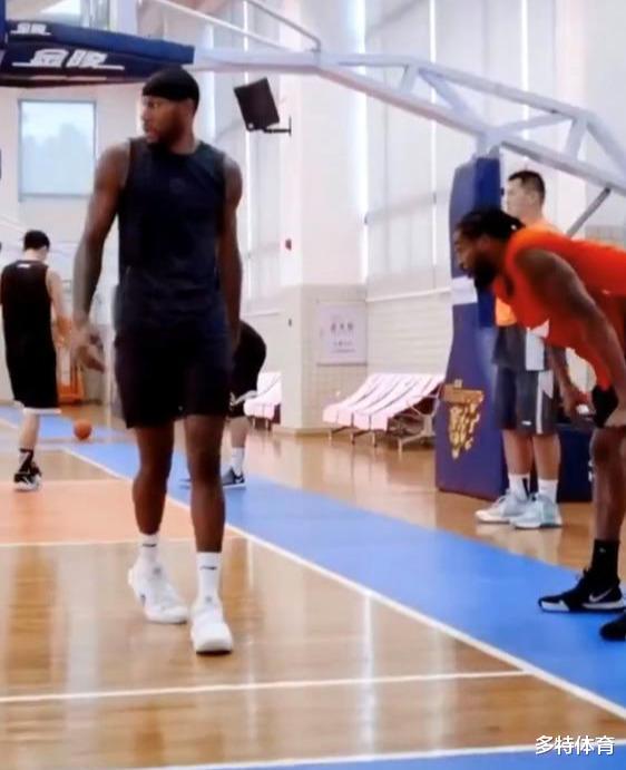 [广东男篮]宏远新外援正面照曝光！肌肉比威姆斯还猛，朱芳雨再次捡漏成功？