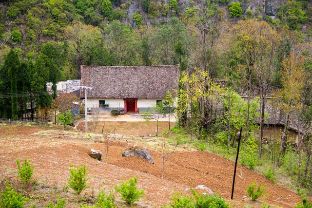 「大围山」行走秦岭熊家沟：这地方咋住呀？出门就是坡，饮水、购物咋解决？