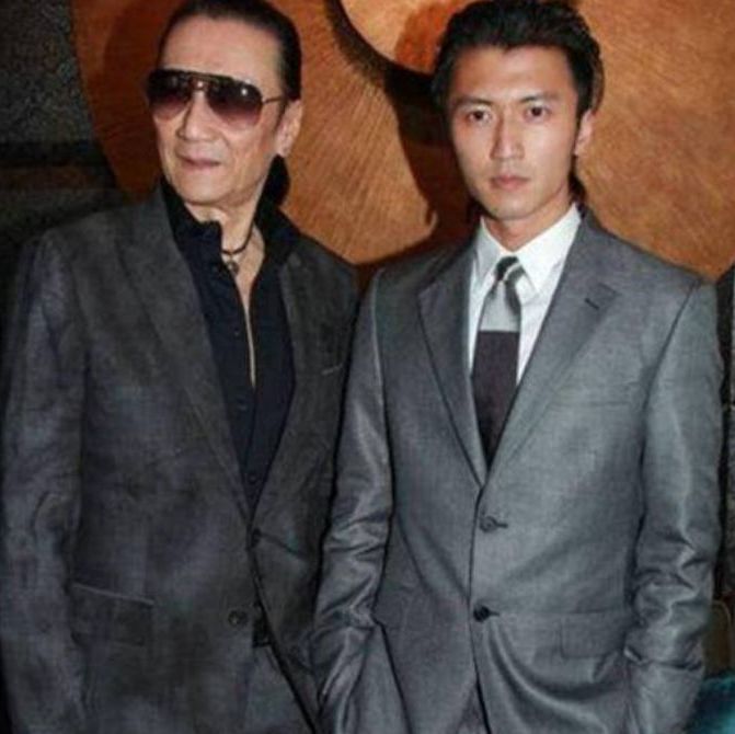 谢霆锋|谢霆锋当年多红？在春晚牵了一下她的手，就直接从舞伴成为明星！