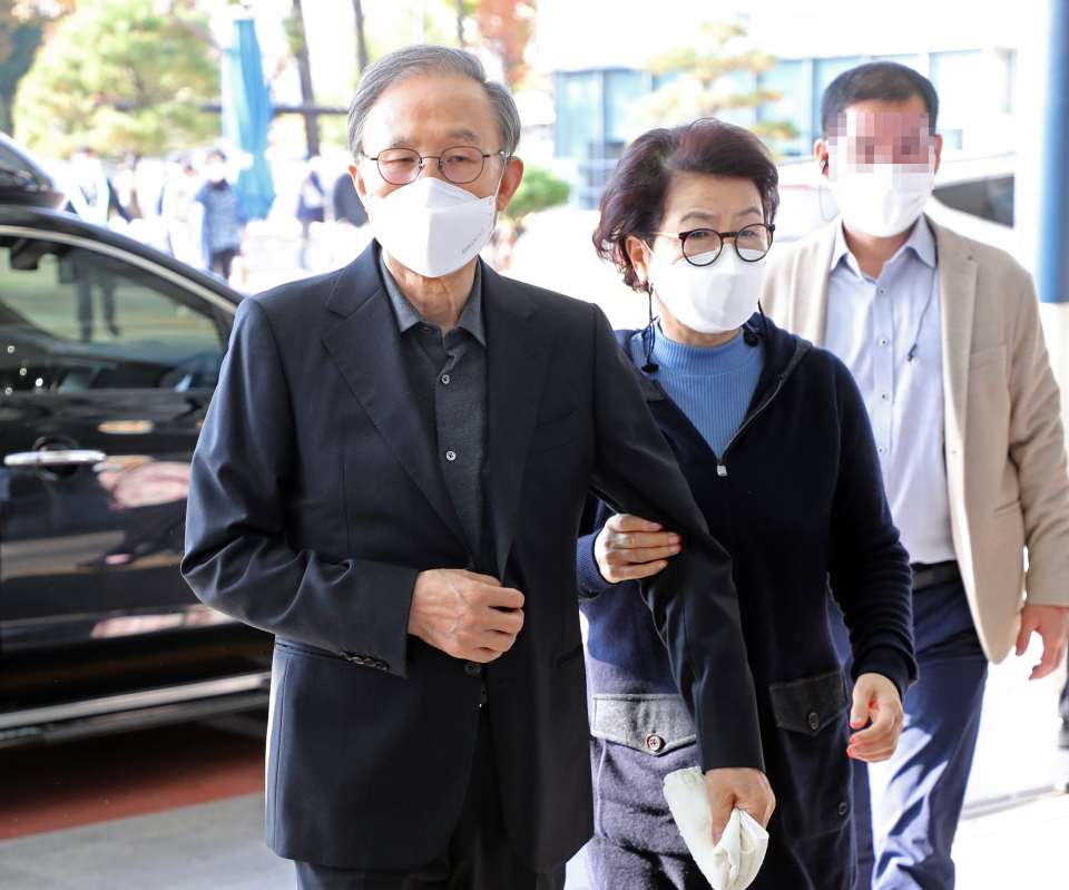 韓國前總統李明博今日入獄：乘車離開住宅 傢門口被擠爆-圖4