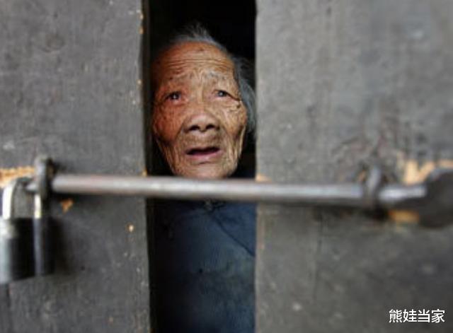 熊娃当家|“我宁愿养条狗，也不养父母”，网友：这样的父母，真的不该养