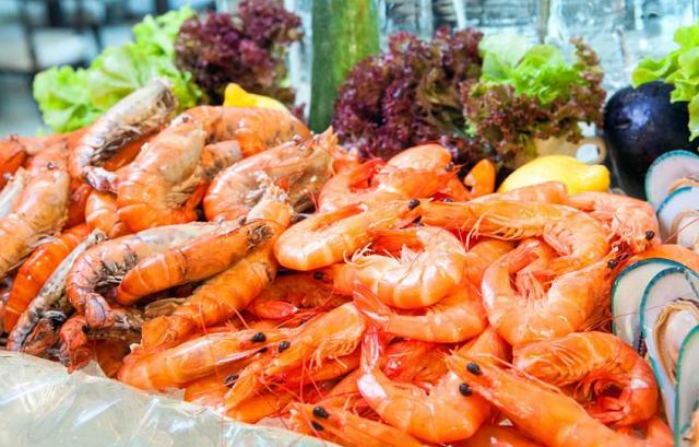 自助餐|大妈带一家人去吃自助餐，全程只拿一样食物，老板有苦说不出！