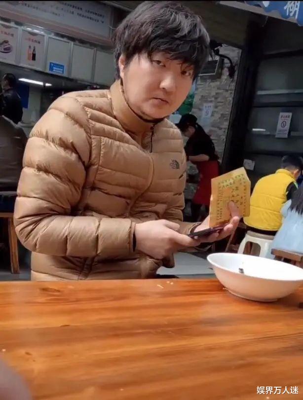 杨超越|43岁王大治头发花白，脸肿大到没脖子，在路边摊狼吞虎咽