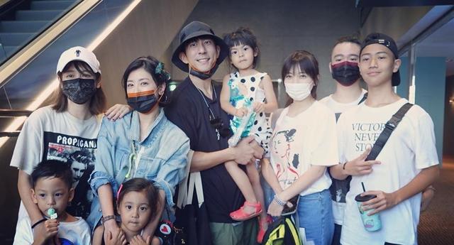 霍建华|贾静雯一家四口包场请好友看电影,霍建华疑带女儿同行变超级奶爸