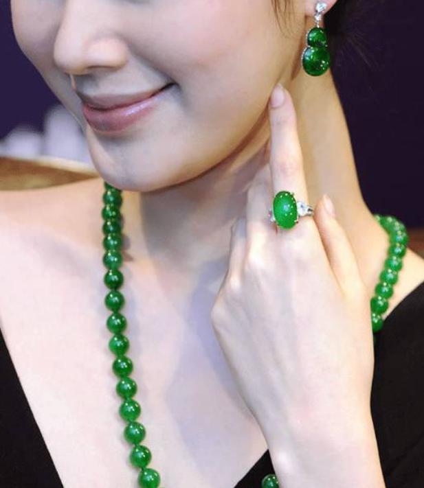 翡翠|简直是疯了！200多斤的赌石，一气之下全部打磨成珠子