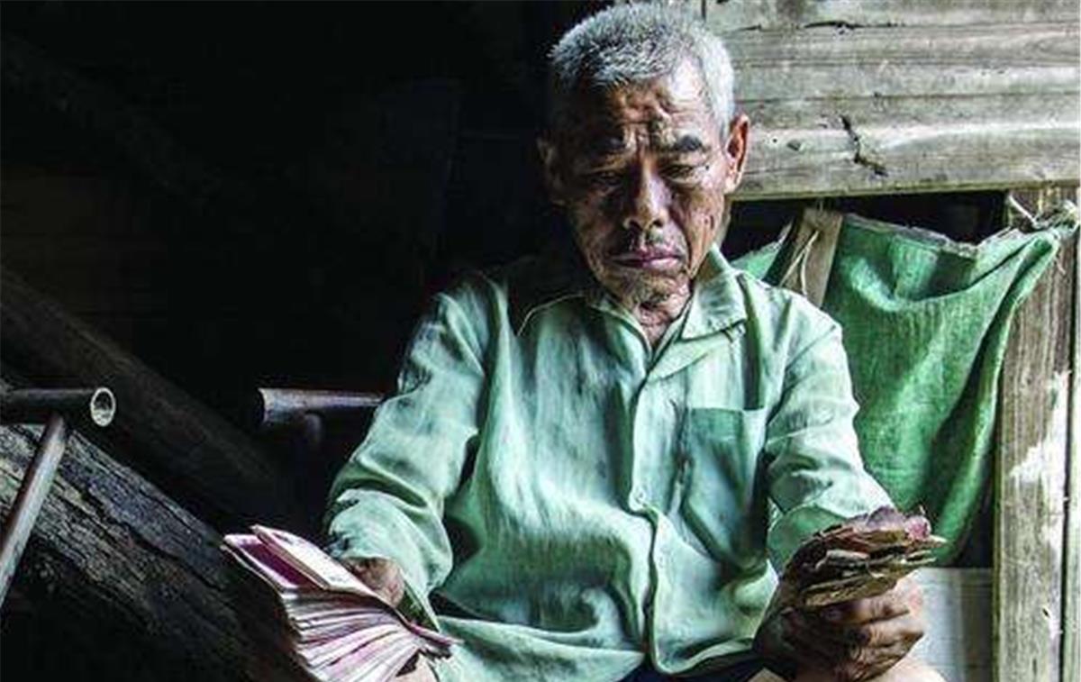 假币|农村大爷收藏17张旧纸币，专家判定为假币，大爷一举打脸众人