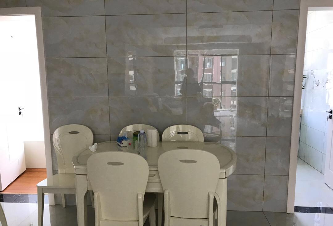 ：带大家看看她两居室新房，入户鞋柜很实用，墙面贴瓷砖是亮点！