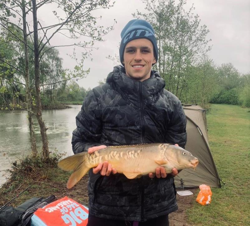 |20岁的菲尔·福登,已经是两岁孩子的爹,为了孩子只能放弃爱好