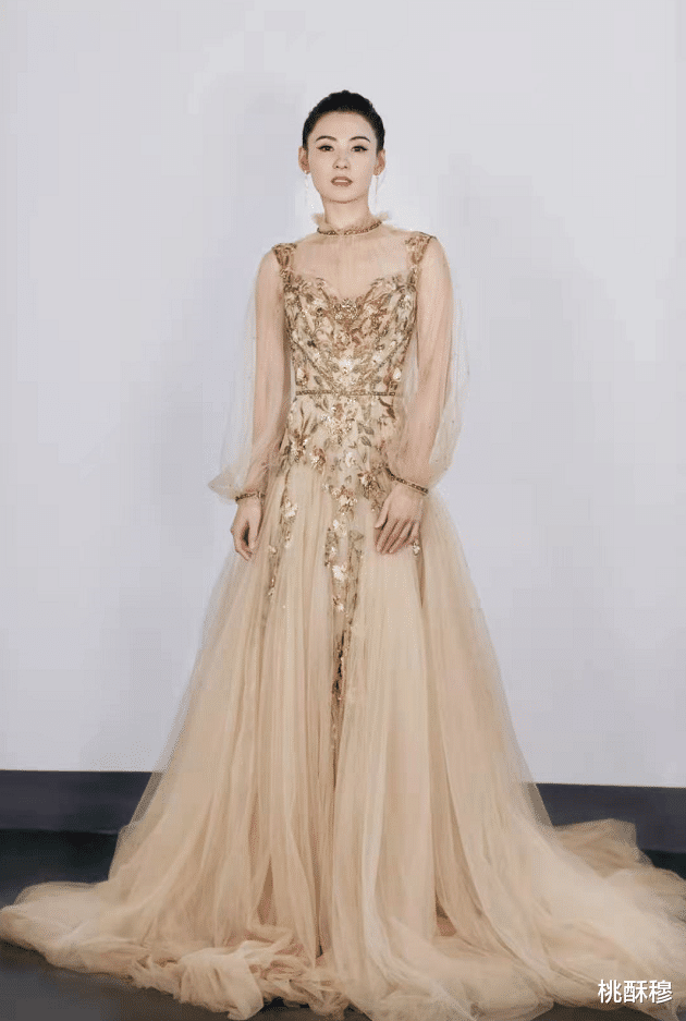 张柏芝|张柏芝穿金色露肩网纱裙，画着英气温柔并存妆，展现优雅气质
