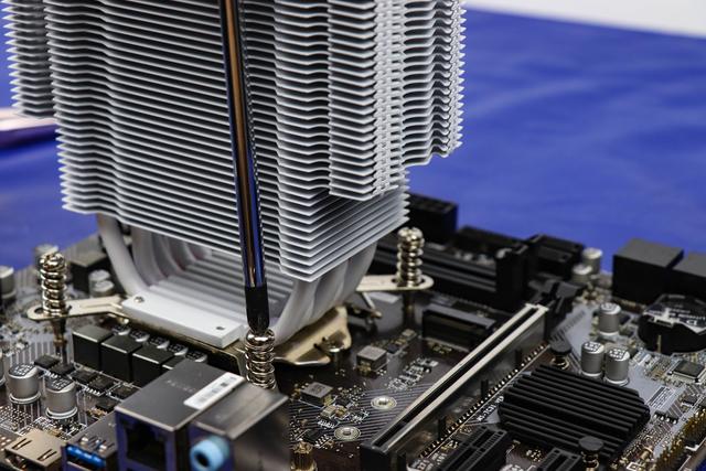 散热器|电脑温度下来了！我亲自动手体验鑫谷冰焰V5高性能导热硅脂