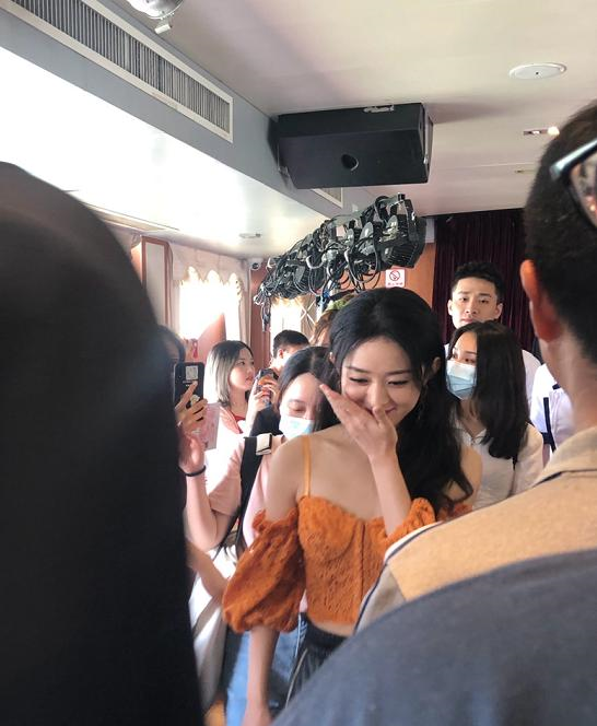 赵丽颖|赵丽颖多怕被比下去？和李浩菲同台，为了碾压，偷偷在鞋上动心思