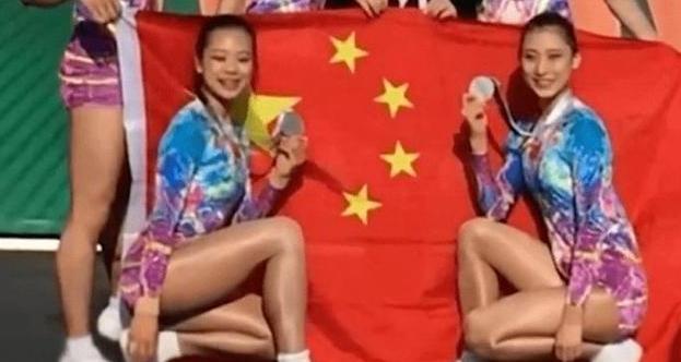 女孩|高考完百米冲刺，跳着“一字马”欢悦跑出考场的女孩，考了多少分