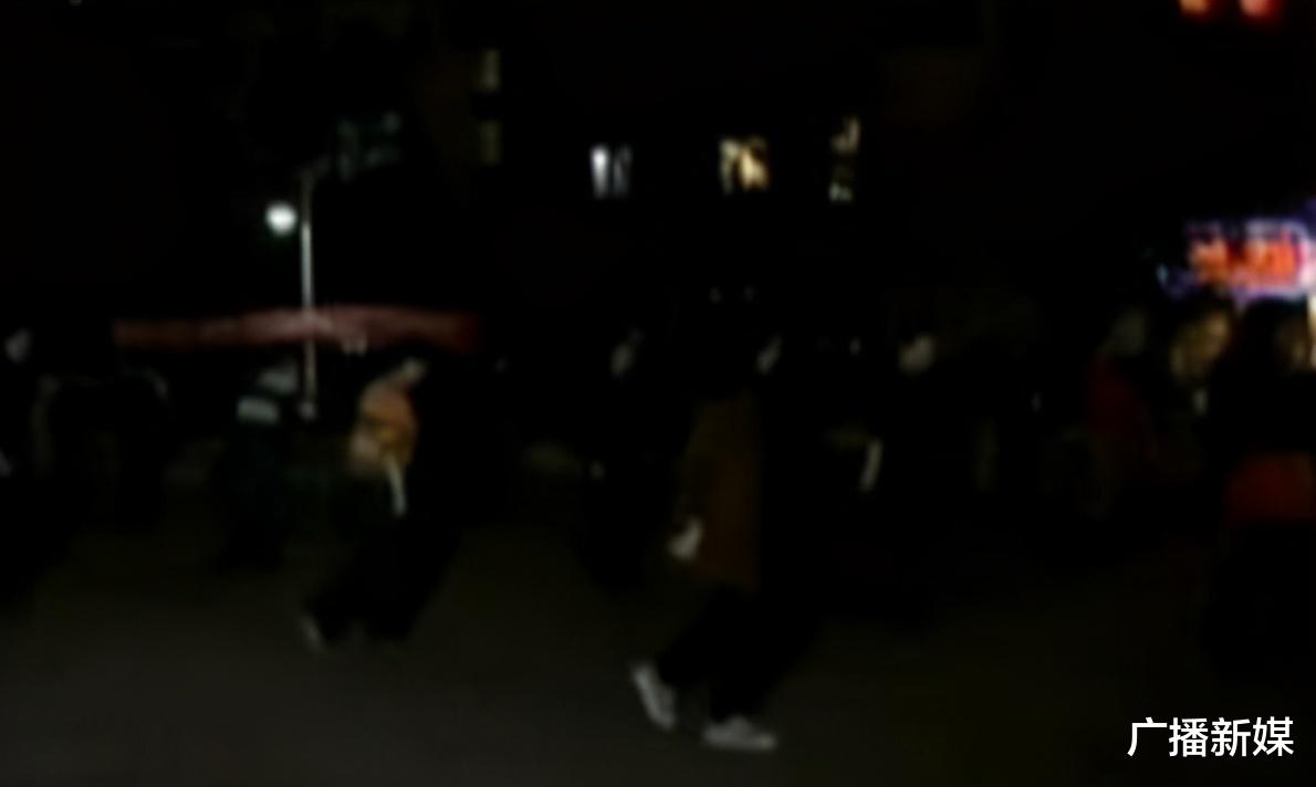 广播新媒|大妈夜晚在空地上跳广场舞，突然被泼粪，只因噪声太大还影响睡眠