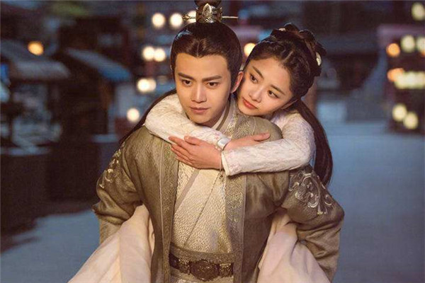 谭松韵|都说谭松韵胖不止84斤，看到她和baby同框后，这腿围过于真实了