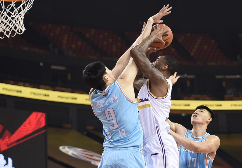 周琦|25+12，周琦对位外援太挣扎，打本土内线轻松虐菜，他还是曾经那个少年？