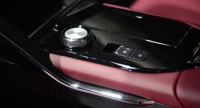 动力|新款哈弗H6实车亮相,外观提升一个档次,2.0T动力,售价已公布