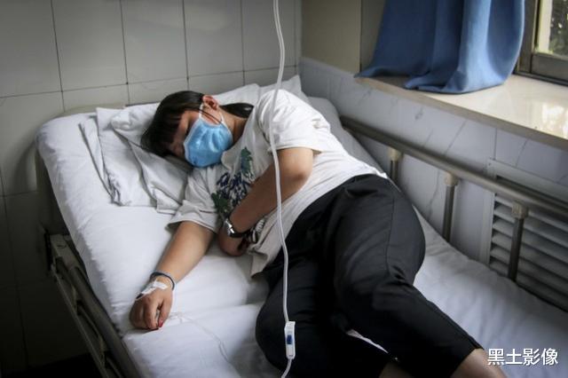 黑土影像|11岁女孩患重症76岁奶奶街头卖菜筹款，为借钱父亲见亲戚就下跪