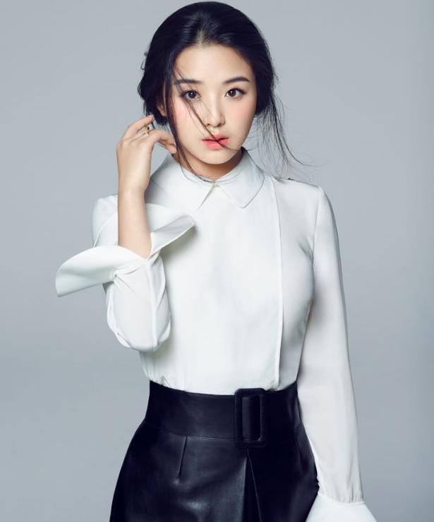 穿衣搭配：瘦身成功的张含韵时尚感回升，穿蓝色连衣裙清纯可人，嫩到17年前