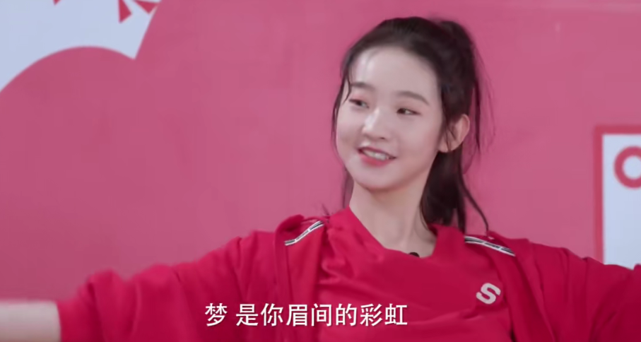 硬糖少女303|硬糖少女303再跳主题曲，张艺凡甜美可爱，郑乃馨却忘了动作？