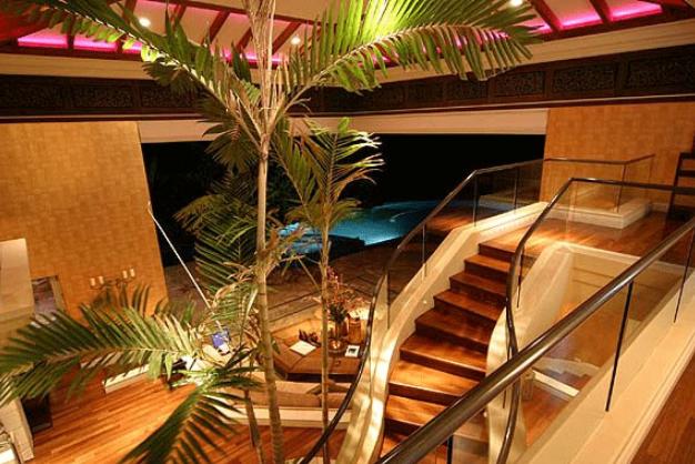 佛系|走进伏明霞在香港的豪宅，屋顶有按摩浴缸，整个阳台对着一线海滩