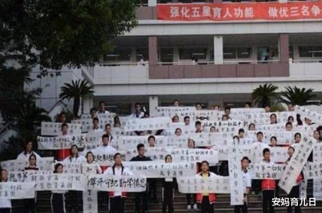 「书法」中学生为学校“题写校名”，用笔精到，矫若惊龙，老师们赞叹不已