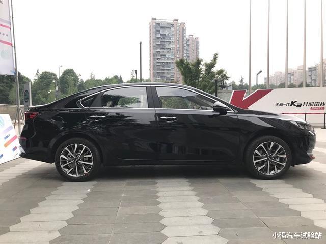 起亚K3：全新起亚K3，标配无级变速，售价仅10万起，性价比很高！