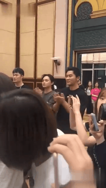 宁静|张雨绮万茜与宁静真不和？故意搞小团体被实锤，下台后立马换掉粉色衣服
