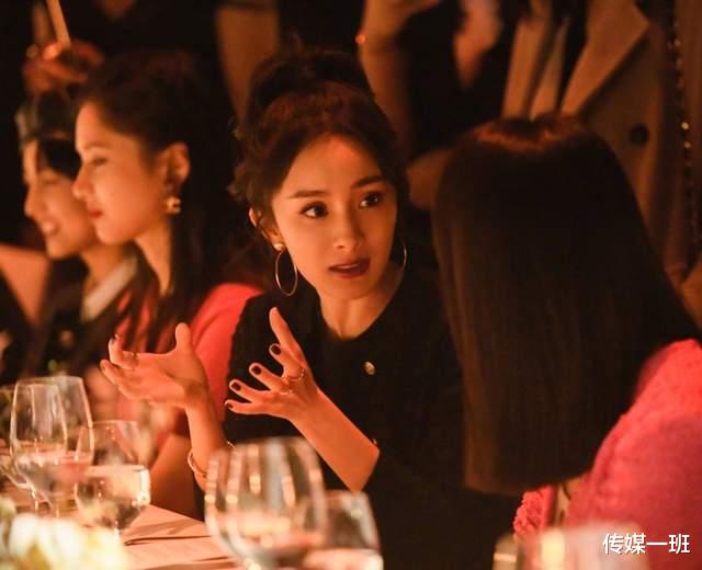 王一博|盛典合影有玄机：杨幂靠边不敌宋茜，王一博陈伟霆位置前进，刘雯长腿抢镜