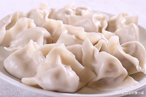 饺子■包芹菜饺子时，芹菜需要焯水吗？大厨教你正确做法，清香又鲜嫩