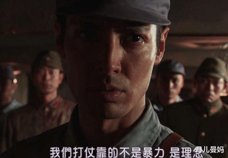 ：抗日神剧中的奇葩画面，女兵穷到没裤子穿，导演认真点行吗 ！