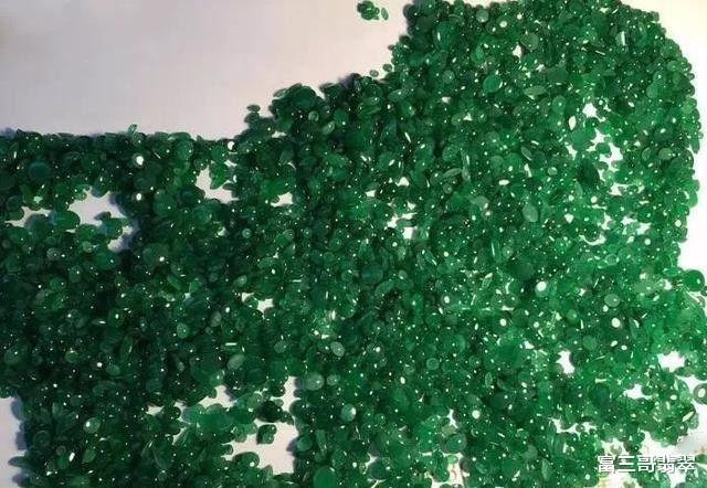 「翡翠」200万拿下一批翡翠蛋面，到底是赔大了，还是赚大了，无人敢下定论！