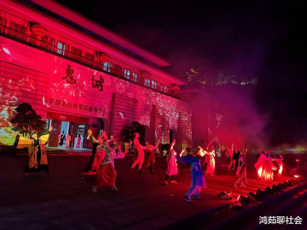 [孤单又灿烂的神]我国浮现一座“鬼城”，白天能看到人山人海，夜里却没有人敢去！