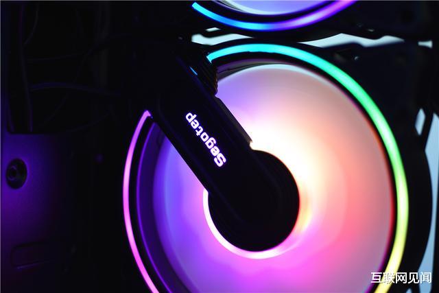 键盘|将快充融入机箱，省去快充头，充电环保且不失效率