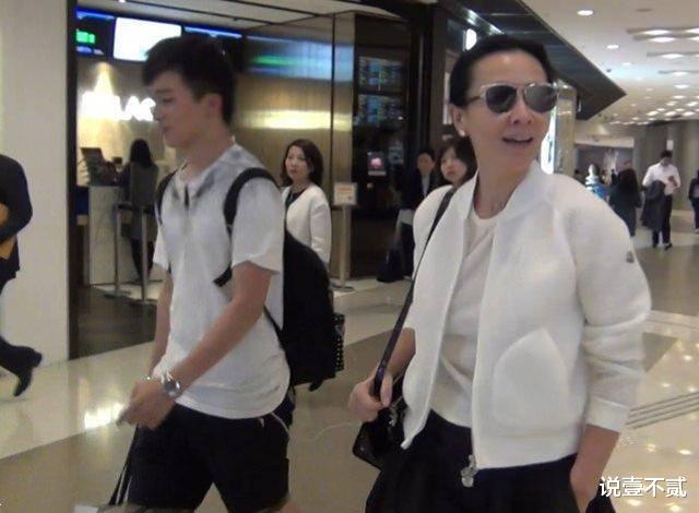 刘嘉玲|刘嘉玲和侄子同框似母子,侄子颜值超高,或将继承她的8亿身家
