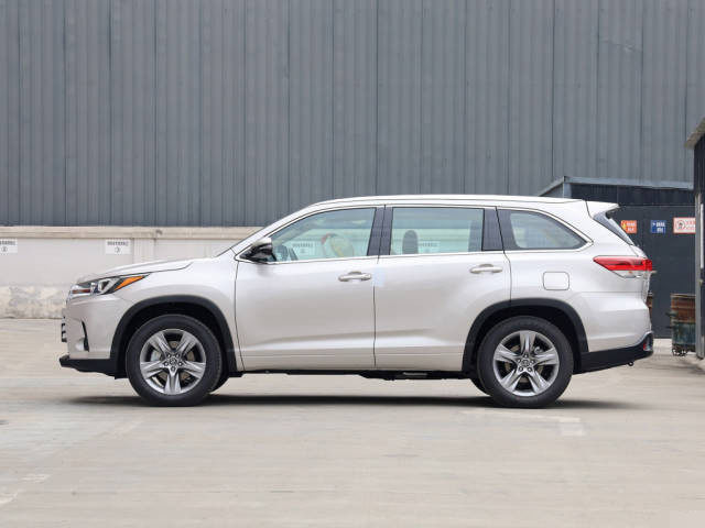 丰田汉兰达：这车人见人爱，轴距近2.8米，2.0T配四驱，关键是有大七座车型