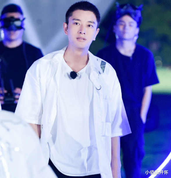 贾乃亮|见面就搂腰拥抱，贾乃亮王珞丹恋爱了？网友：都是单身有何不妥