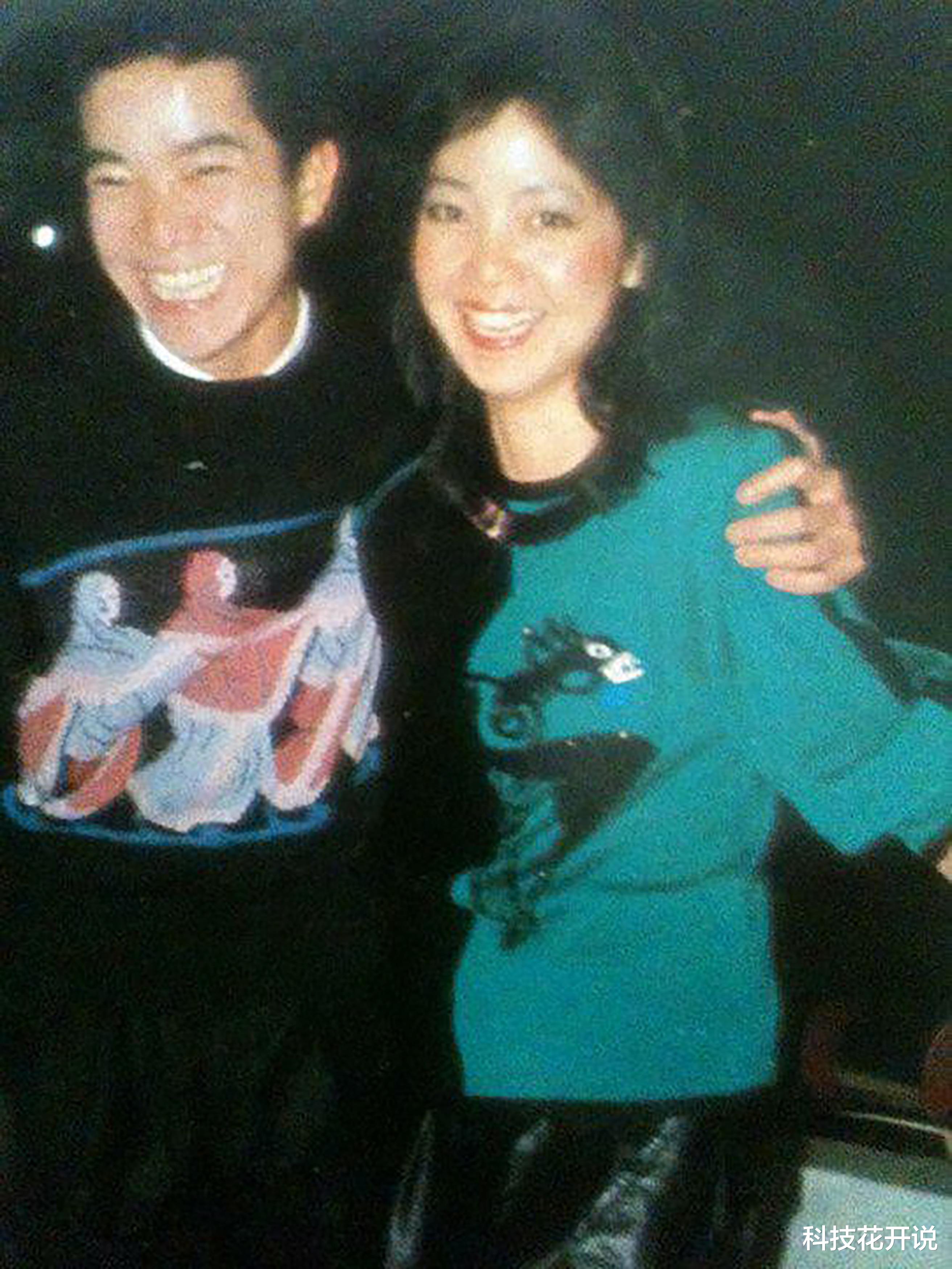 成龙|无法重拍的瞬间：吸烟的张曼玉，跑龙套的成龙，与秦汉在海边戏水的林青霞