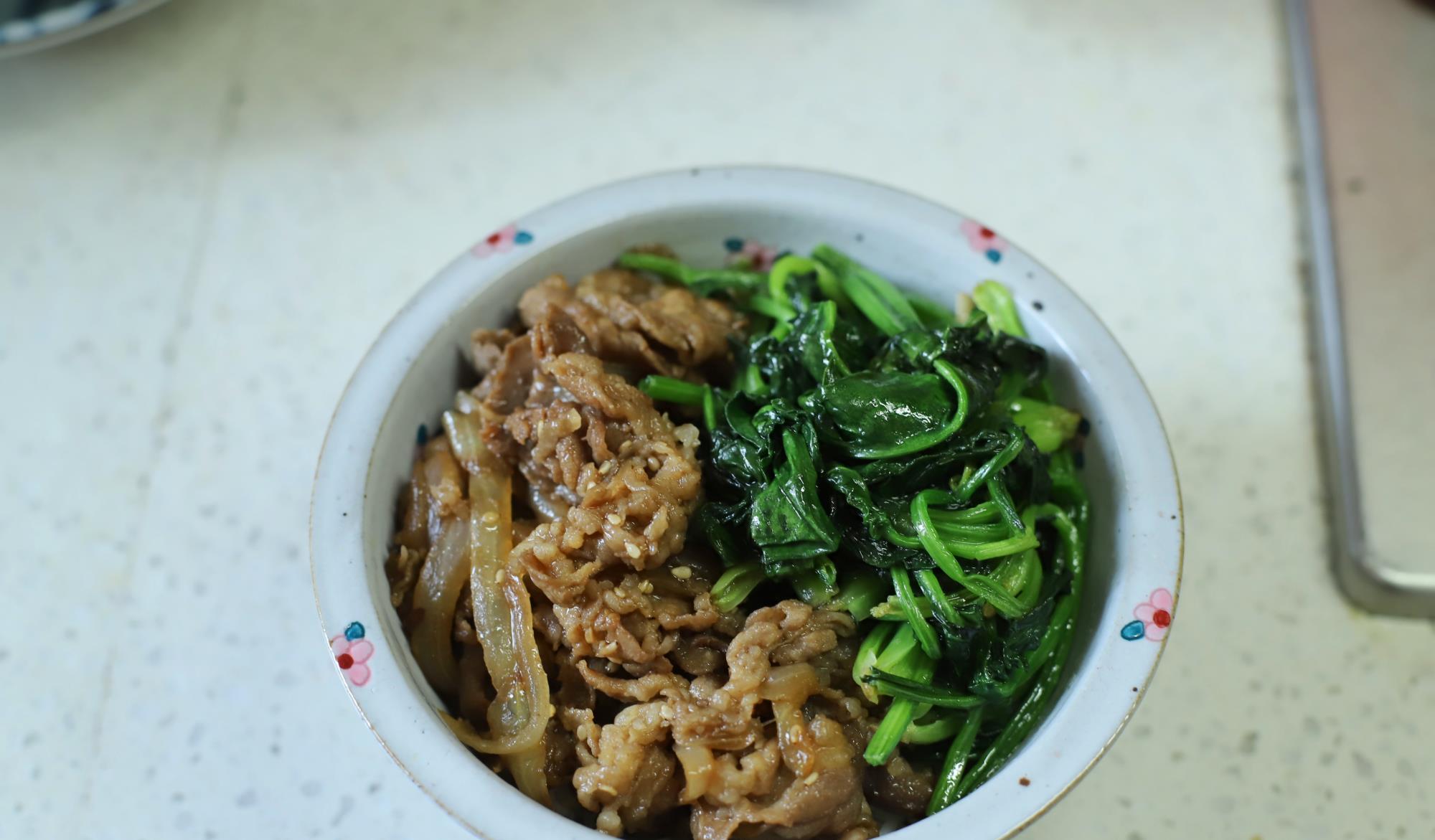 肥牛|40岁主妇晒1人食午餐，走红朋友圈，网友：精致，把日子过成诗