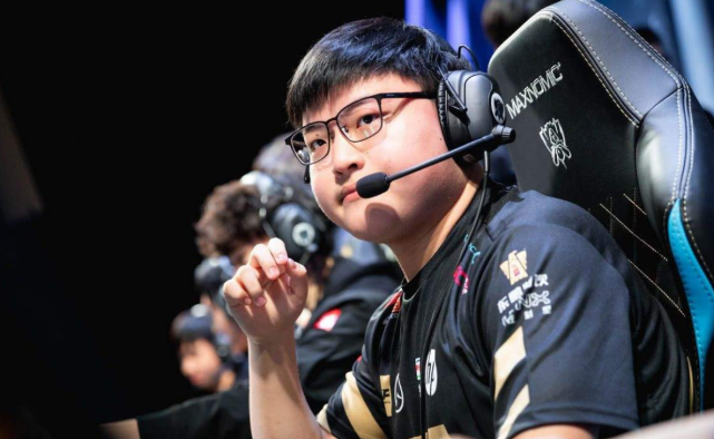 「Uzi」UZI战胜孤影心态成功夺冠，捧回三位数房间号，跟张大仙同一档牌面！